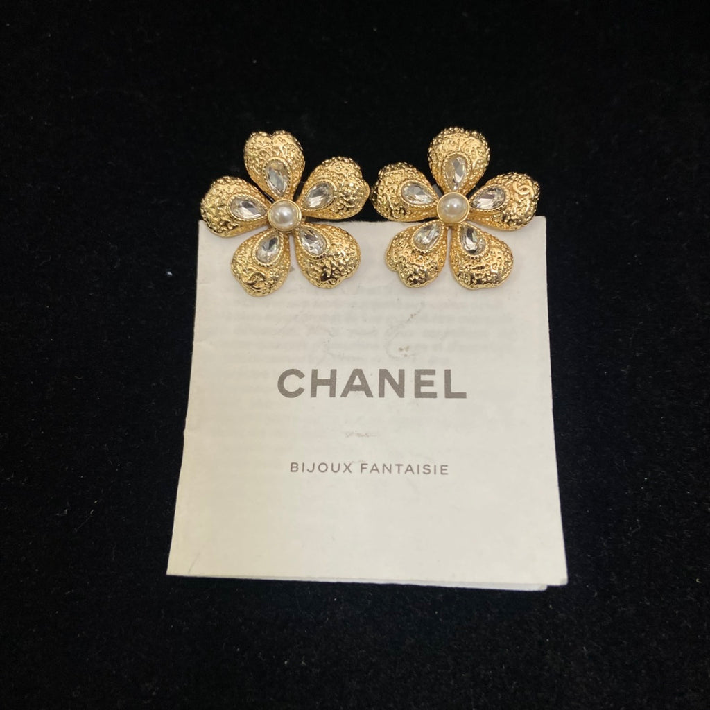 Double-C Emblem Stud Earrings in Polished Metal-Tone – Design 246 close-up detail