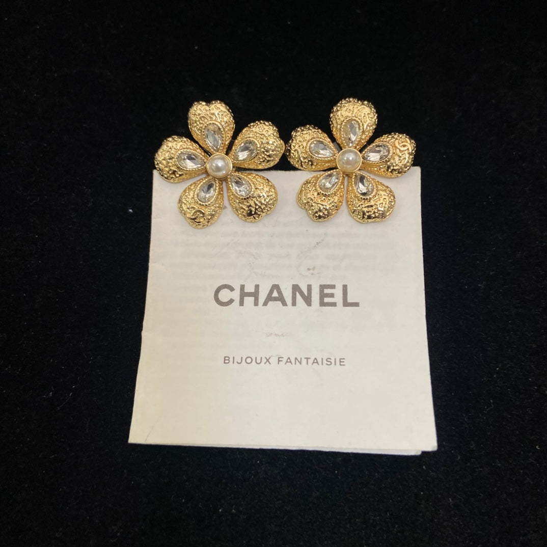 Double-C Emblem Stud Earrings in Polished Metal-Tone – Design 246 close-up detail