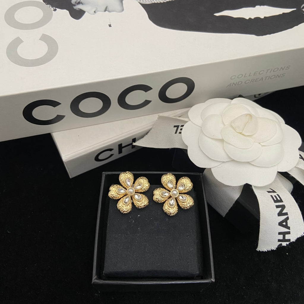 Double-C Emblem Stud Earrings in Polished Metal-Tone – Design 246 main product view