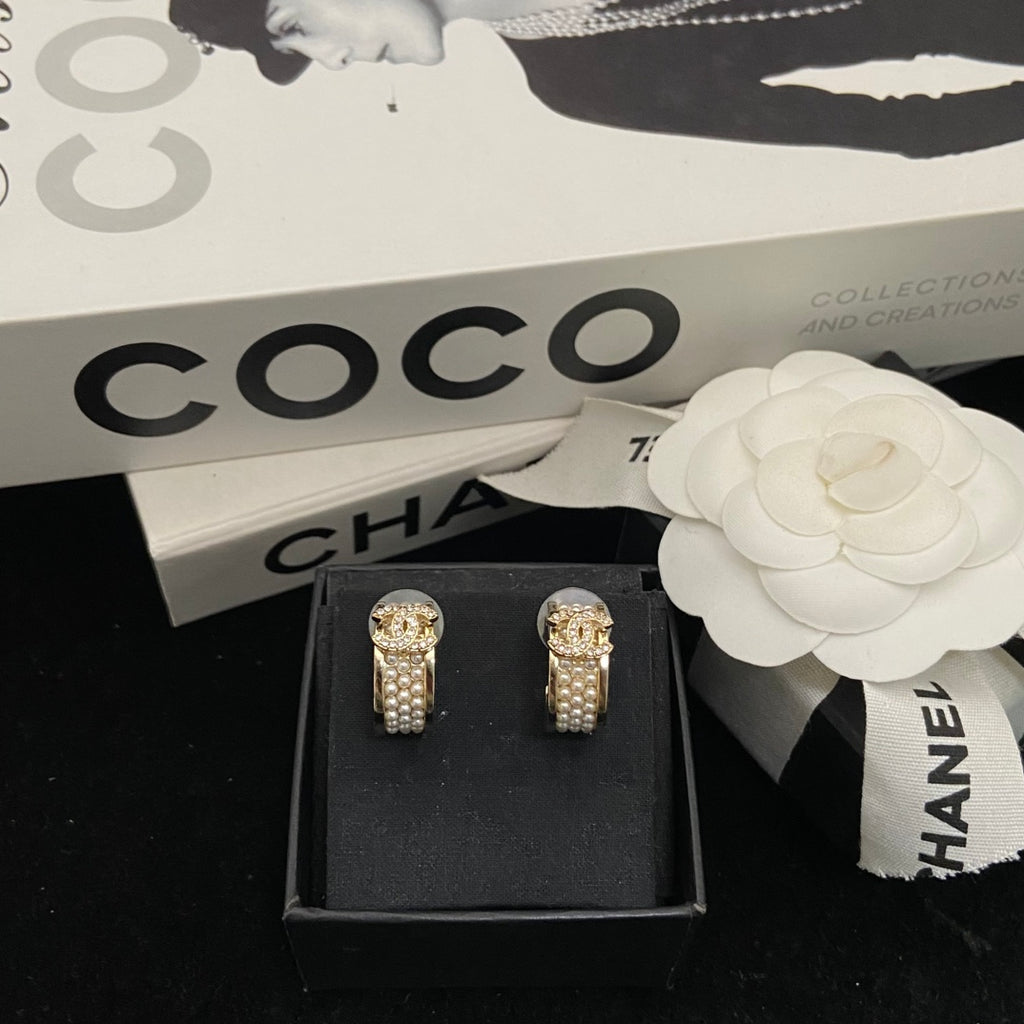 Double-C Emblem Pearl-Detail Stud Earrings – Pearl Detail – Design 011 main product view