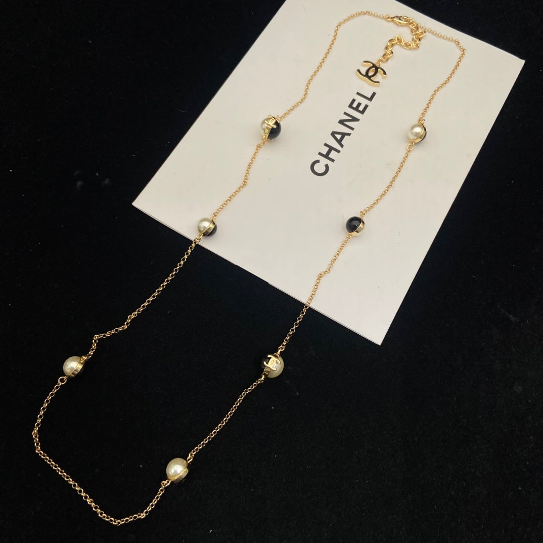 Pearl Pearl-Detail Pendant Necklace – Pearl Detail – Design 036 detail view