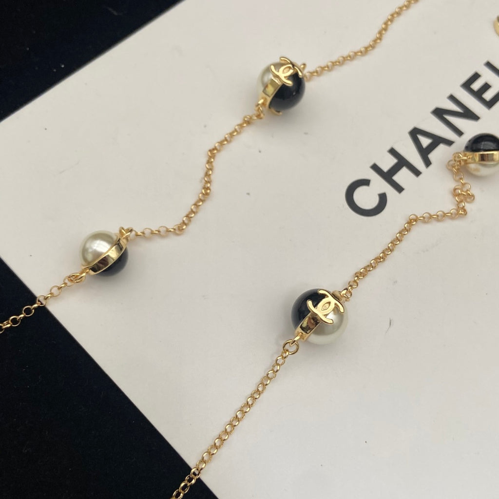 Pearl Pearl-Detail Pendant Necklace – Pearl Detail – Design 036 side detail