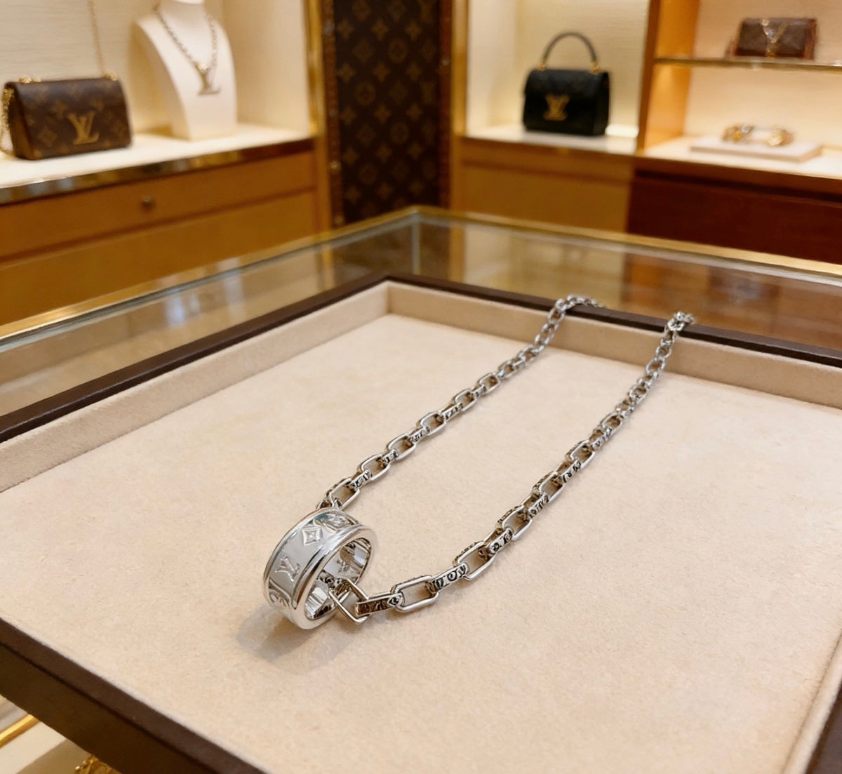 Chain Pendant Necklace in Silver-Tone – Design 025 detail view