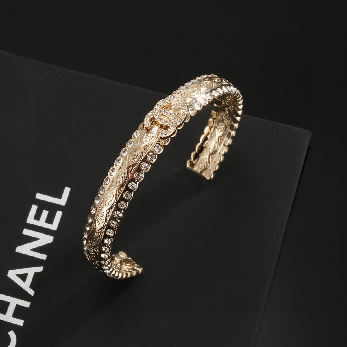 Pearl Bangle in Polished Metal-Tone – Pearl Detail – Design 004 side detail