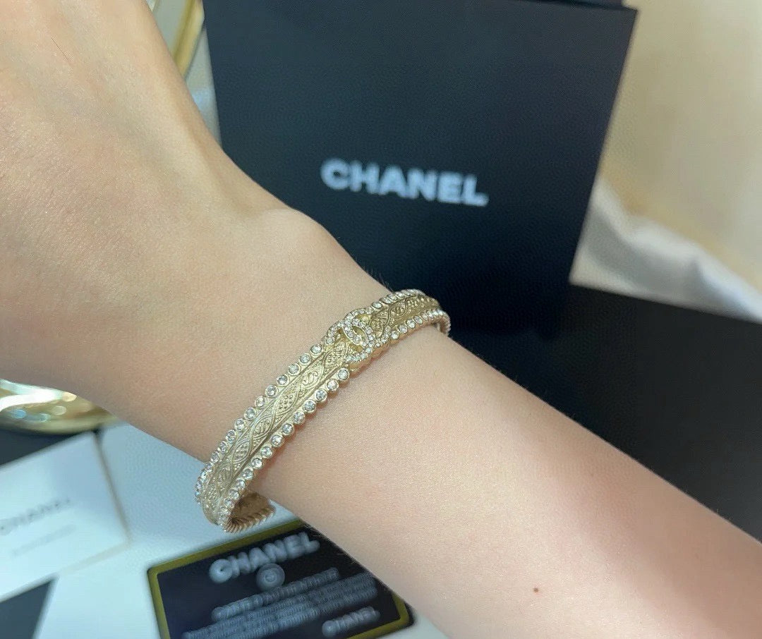 Pearl Bangle in Polished Metal-Tone – Pearl Detail – Design 003 detail view