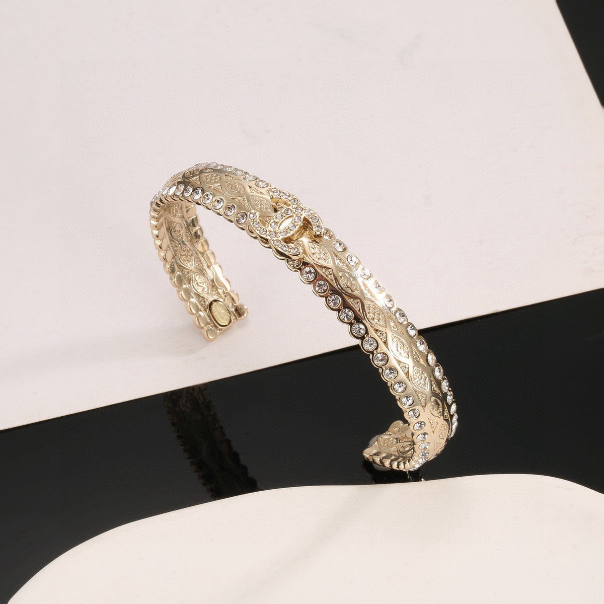 Pearl Bangle in Polished Metal-Tone – Pearl Detail – Design 004 close-up detail