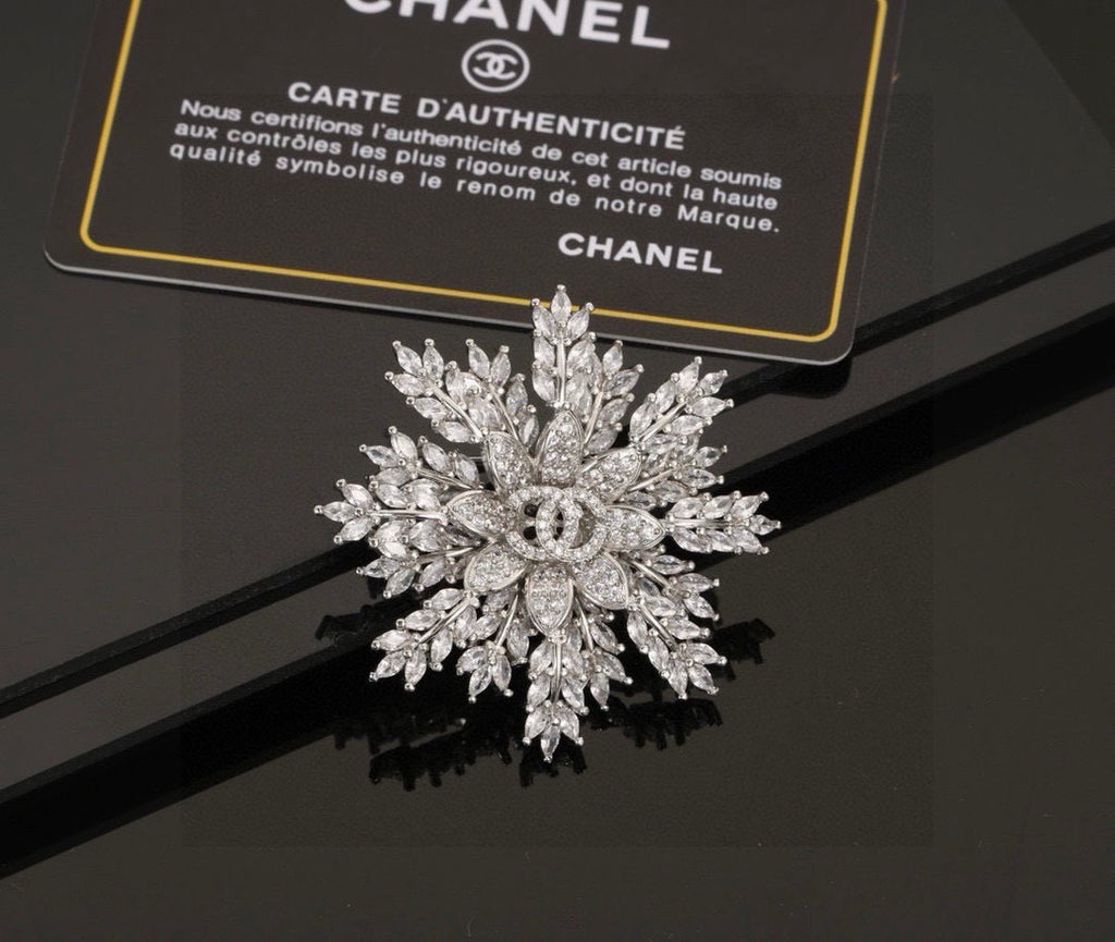 Double-C Emblem Brooch in Polished Metal-Tone – Design 046 close-up detail