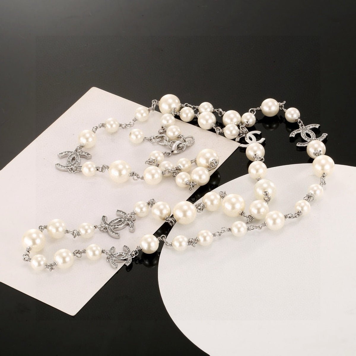 Pearl Pearl-Detail Pendant Necklace – Pearl Detail – Design 044 detail view