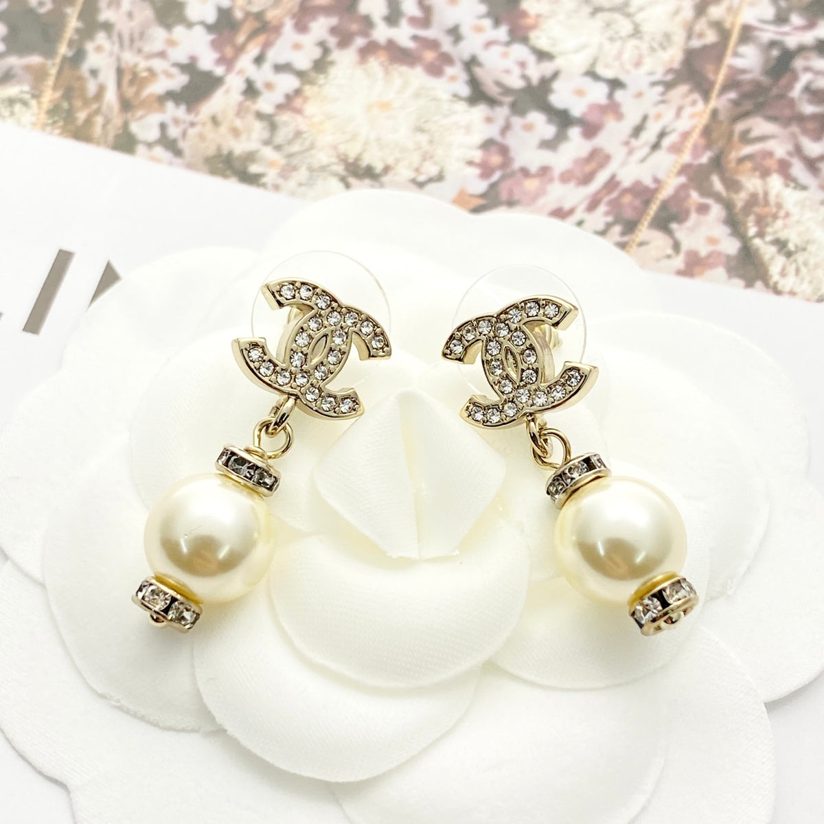Pearl Pearl-Detail Stud Earrings – Pearl Detail – Design 008 detail view