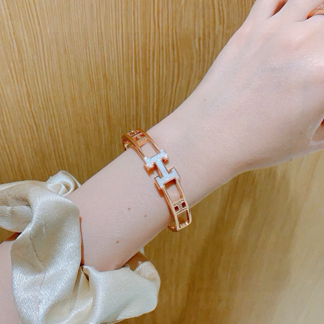 Horse Bangle in Gold-Tone – Design 029 detail view