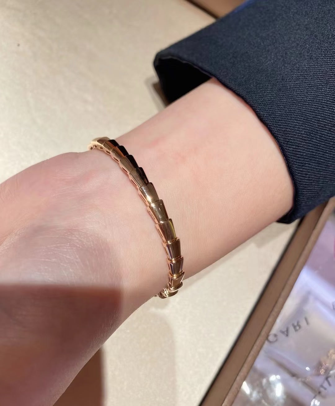 Serpentine Bangle in Rose-Gold-Tone – Rose Gold Detail – Design 002 detail view