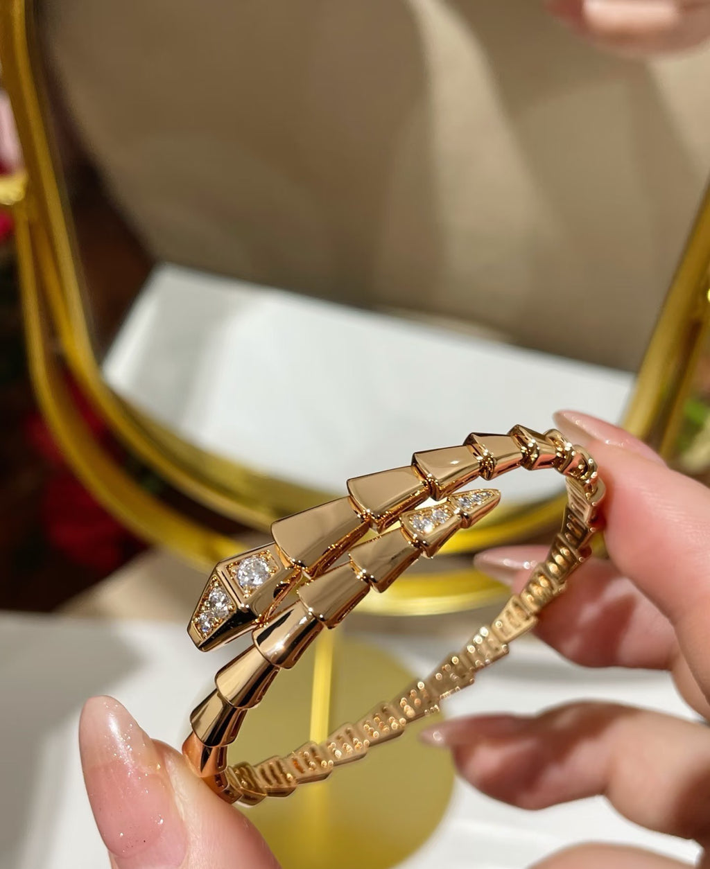 Serpentine Bangle in Rose-Gold-Tone – Rose Gold Detail – Design 002 side detail