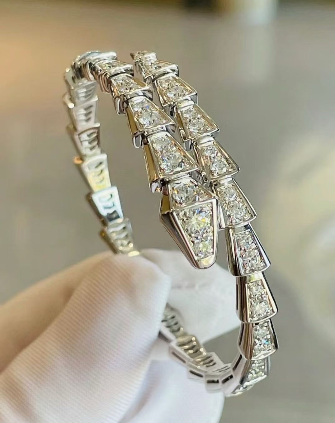 Serpentine Bangle in Rose-Gold-Tone – Rose Gold Detail main product view