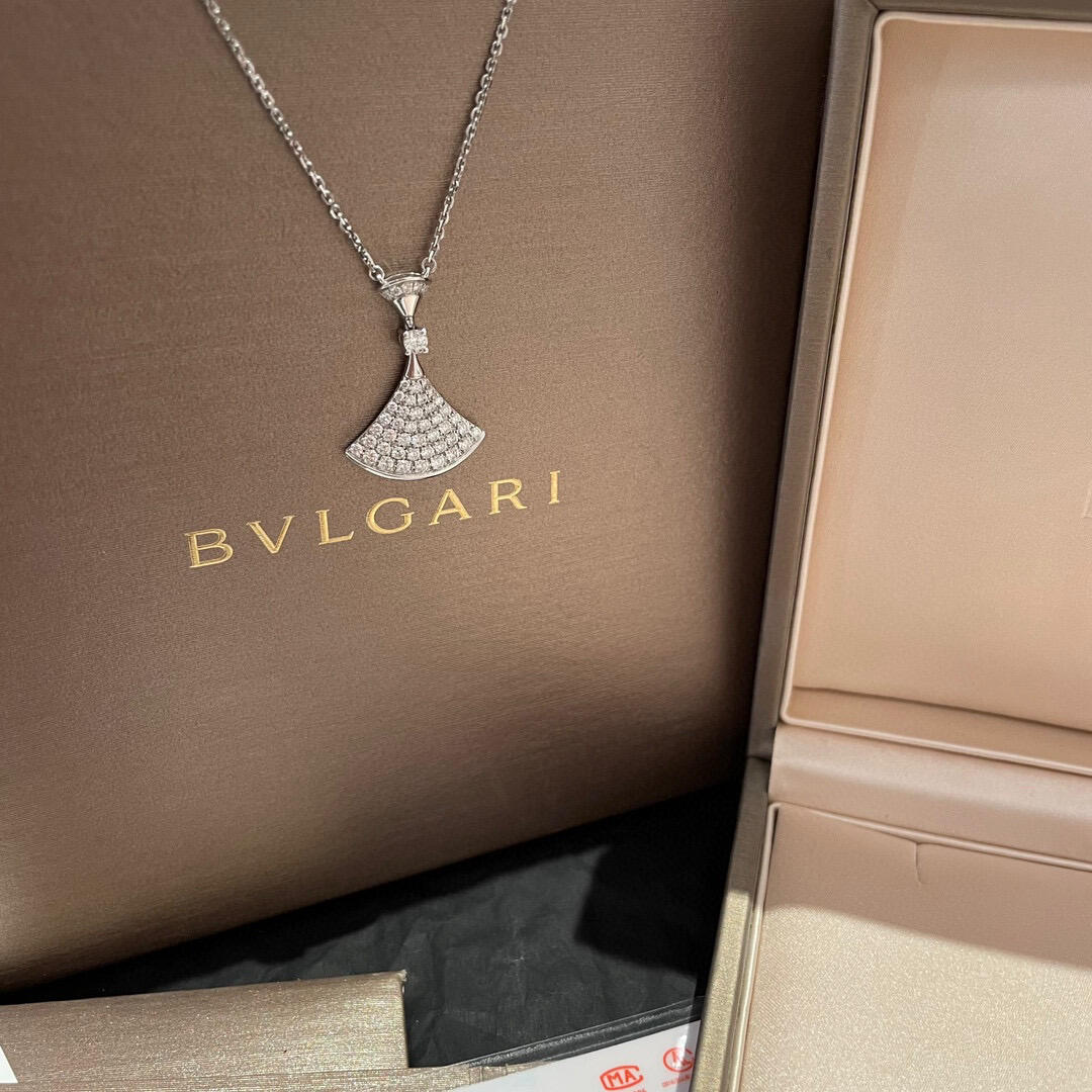 Geometric Emblem Pendant Necklace in Polished Metal-Tone – Design 007 close-up detail