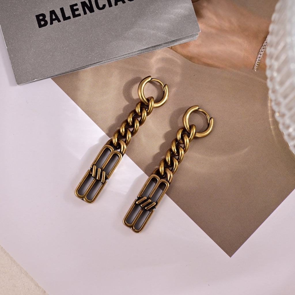 Ring Motif Statement Earrings in Gold-Tone – Vintage Detail detail view