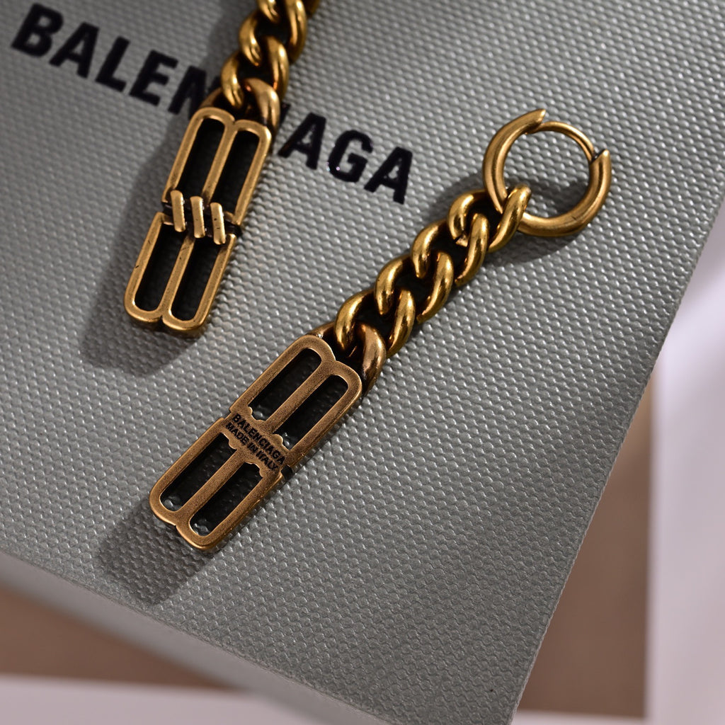 Ring Motif Statement Earrings in Gold-Tone – Vintage Detail side detail