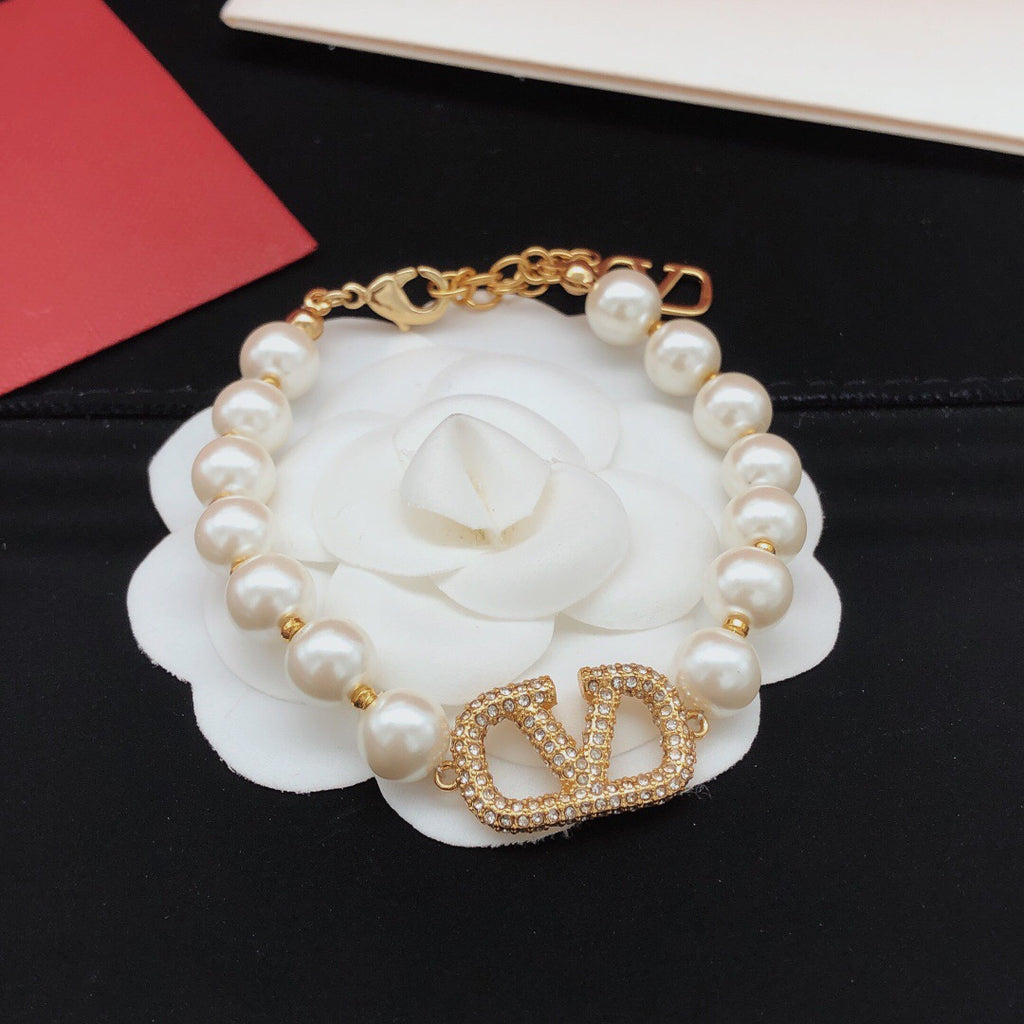 V Emblem Crystal-Accent Bracelet – Design 03 detail view