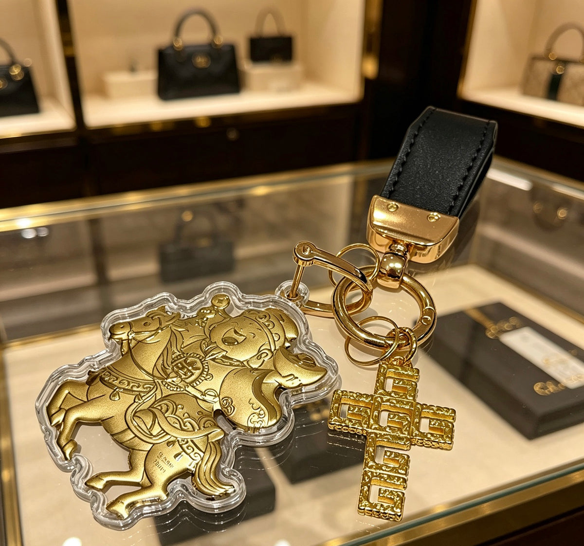 Double-G Emblem Keychain in Polished Metal-Tone – Design 031 main product view