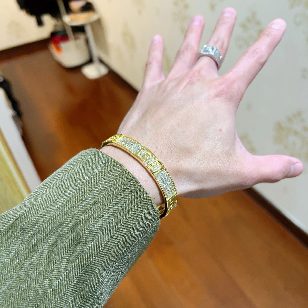 Serpentine Bangle in Polished Metal-Tone – Serpentine Detail – Design 012 detail view