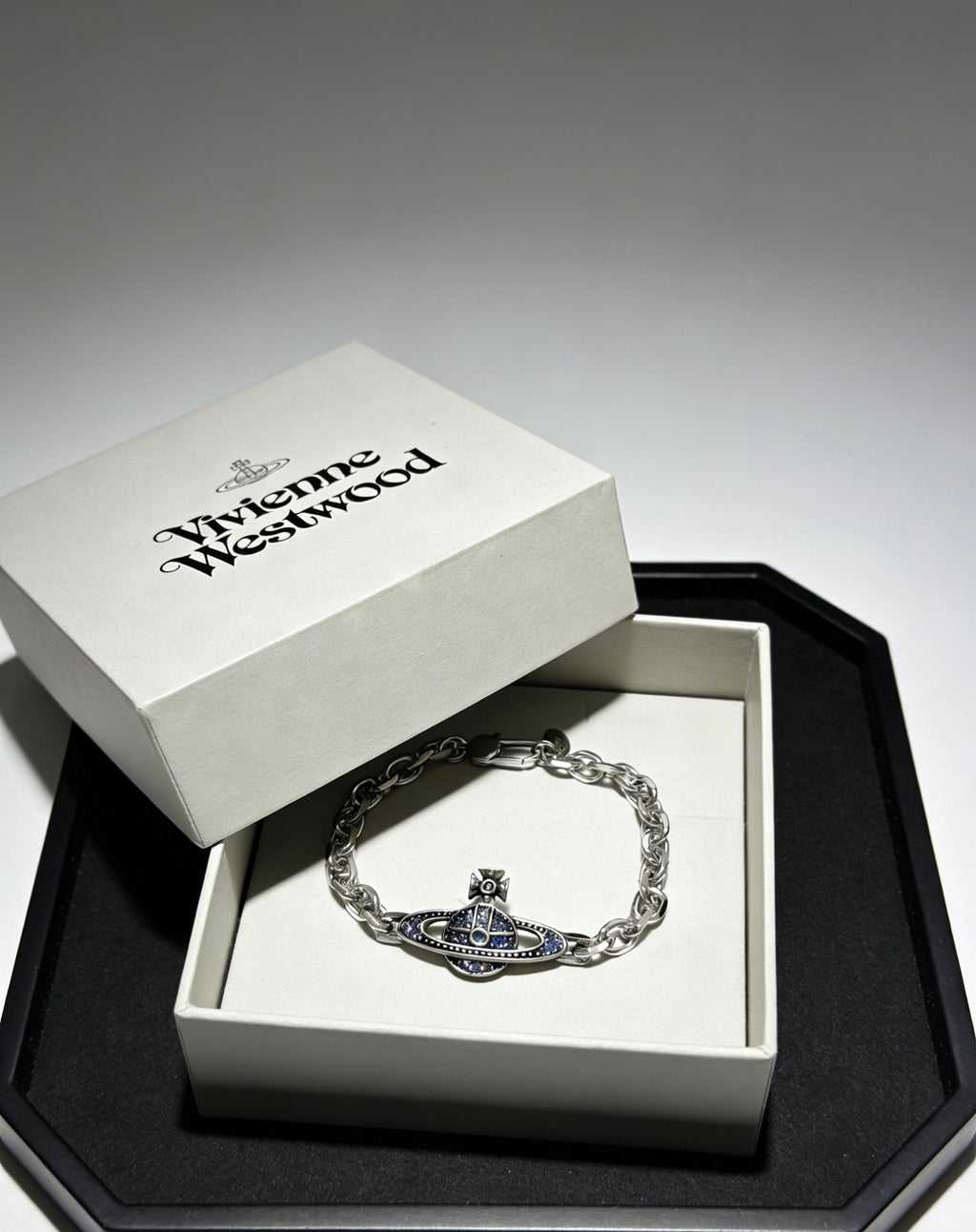 Orb-Inspired Emblem Bracelet in Silver-Tone – Vintage Detail – Design 010 close-up detail