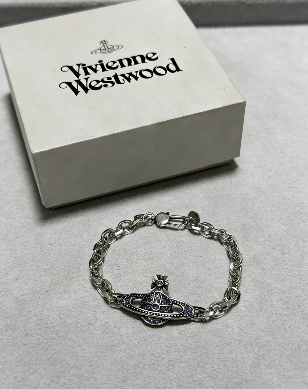Orb-Inspired Emblem Bracelet in Silver-Tone – Vintage Detail – Design 010 main product view