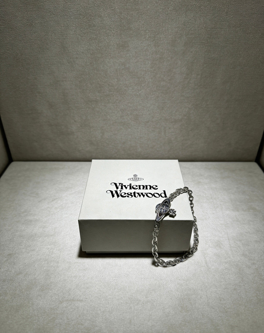 Orb-Inspired Emblem Bracelet in Silver-Tone – Vintage Detail – Design 010 side detail