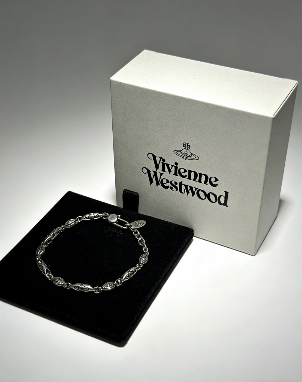 Orb-Inspired Emblem Bracelet in Silver-Tone – Vintage Detail – Design 009 front product view