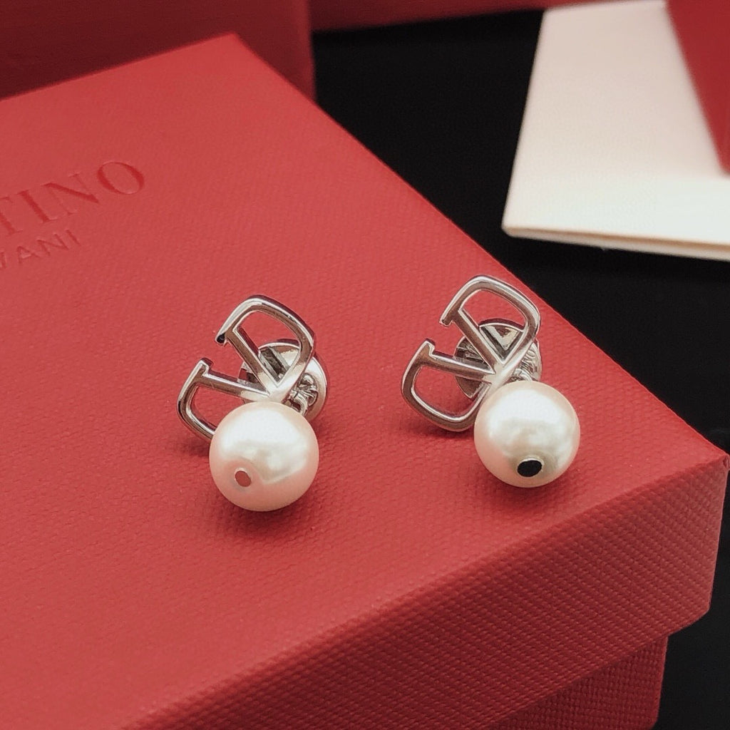 Signature Emblem Pearl-Detail Stud Earrings – Design 04 main product view