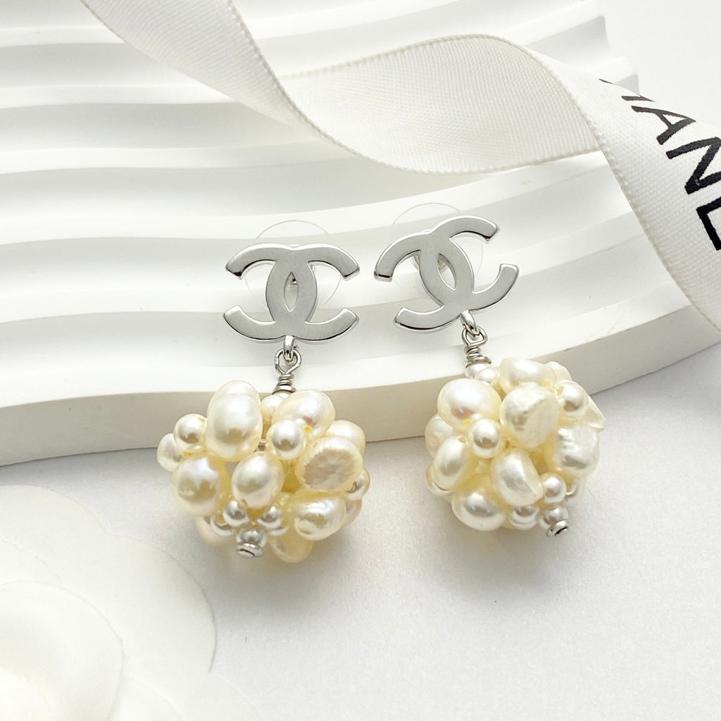 Pearl Pearl-Detail Stud Earrings – Pearl Detail – Design 011 main product view