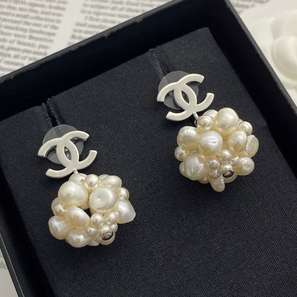 Pearl Pearl-Detail Stud Earrings – Pearl Detail – Design 011 detail view