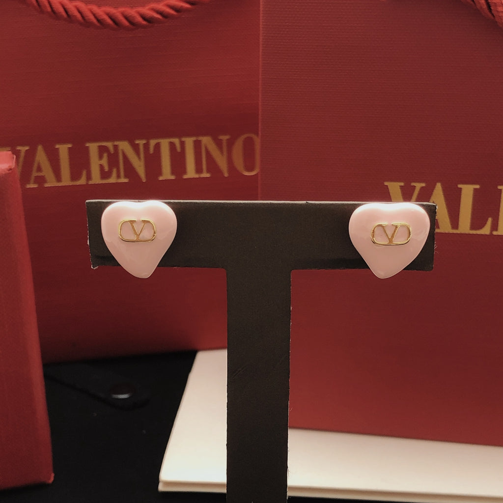 Heart Stud Earrings in Gold-Tone – Pink – Design 02 close-up view