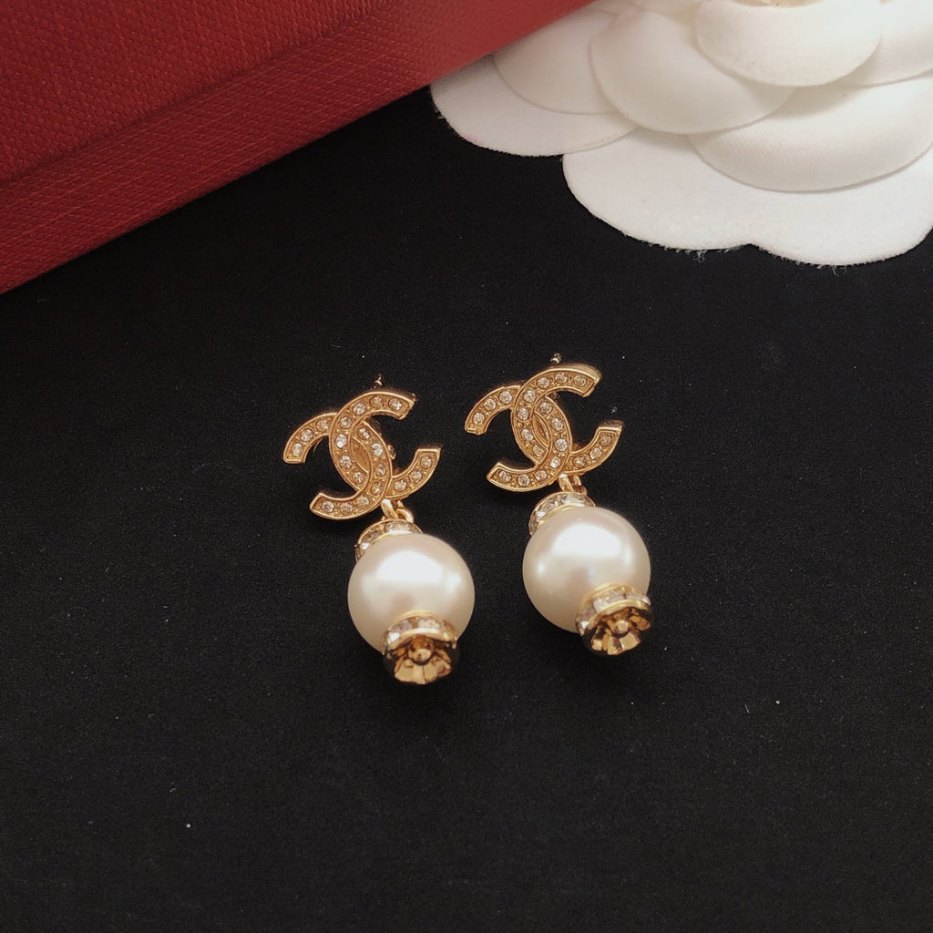 Pearl Pearl-Detail Stud Earrings – Pearl Detail – Design 009 side detail