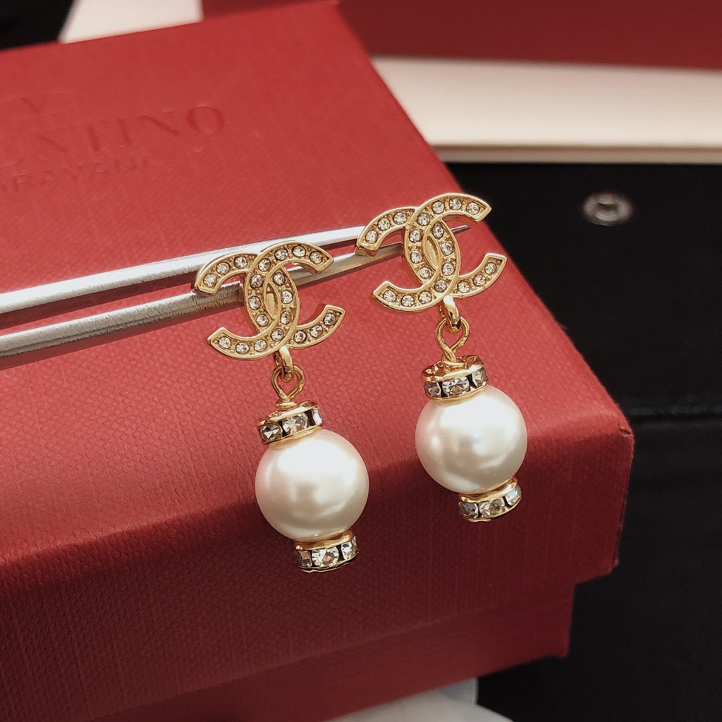 Pearl Pearl-Detail Stud Earrings – Pearl Detail – Design 009 close-up detail