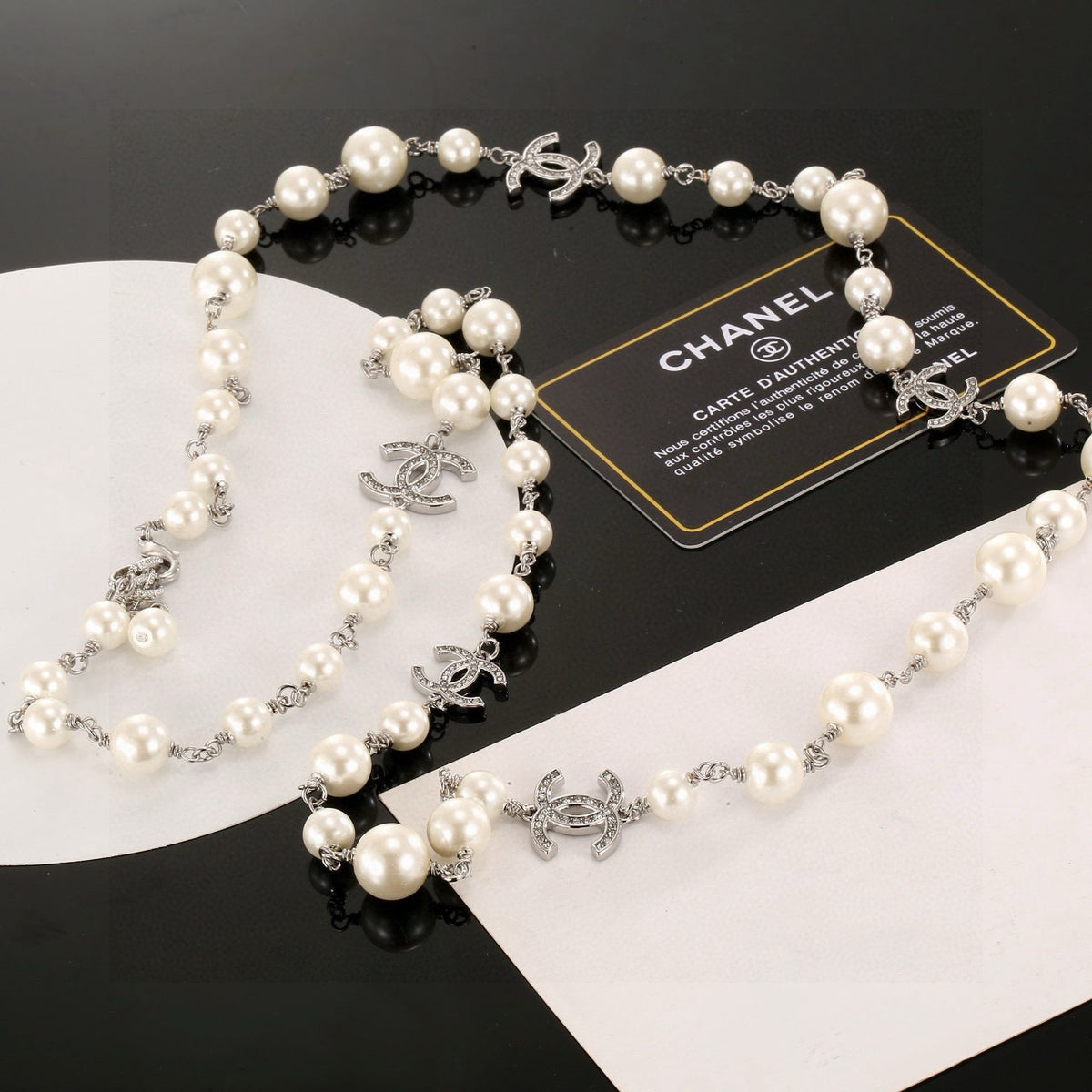 Pearl Pearl-Detail Pendant Necklace – Pearl Detail – Design 048 close-up detail