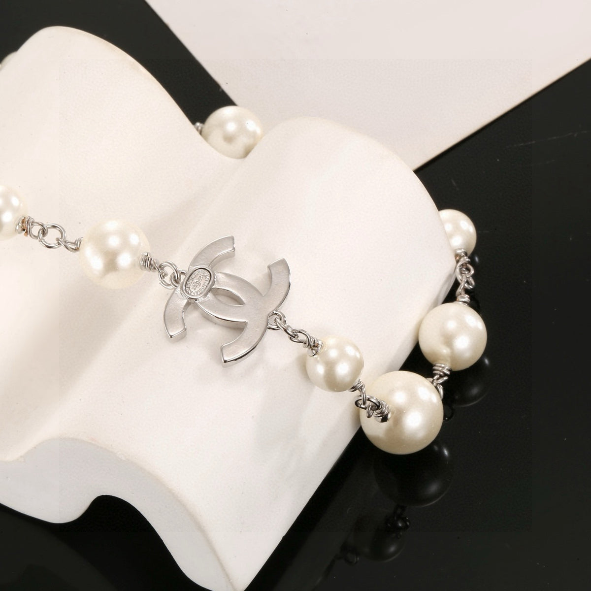 Pearl Pearl-Detail Pendant Necklace – Pearl Detail – Design 049 detail view