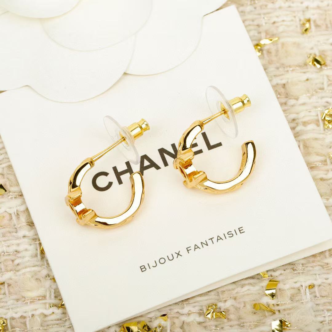 Double-C Emblem Stud Earrings in Gold-Tone – Design 029 close-up detail