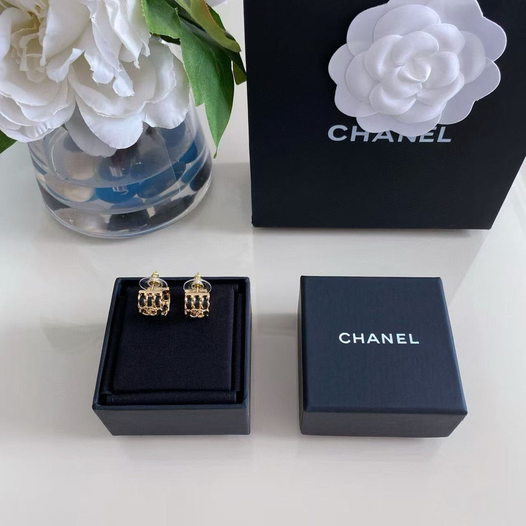 Double-C Emblem Stud Earrings in Polished Metal-Tone – Black Detail – Design 004 close-up detail