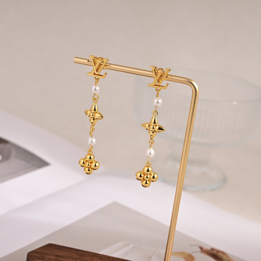 Geometric Emblem Stud Earrings in Polished Metal-Tone – Design 036 close-up detail