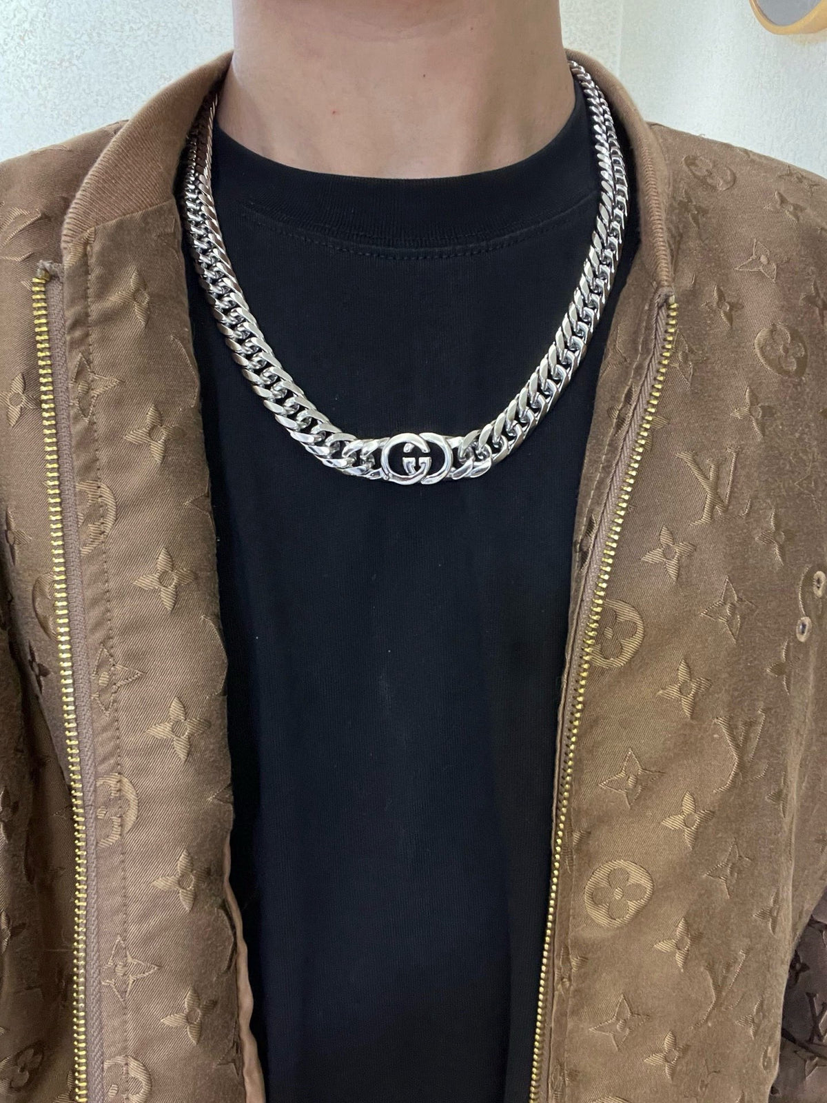 Double-G Emblem Pendant Necklace in Polished Metal-Tone – Vintage Detail – Design 009 detail view