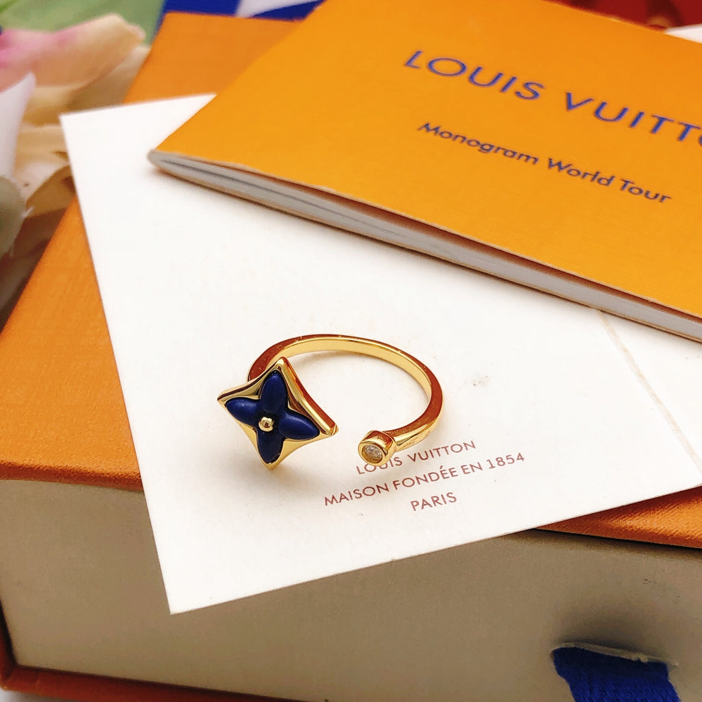 Geometric Emblem Statement Ring in Gold-Tone – Blue Detail close-up detail