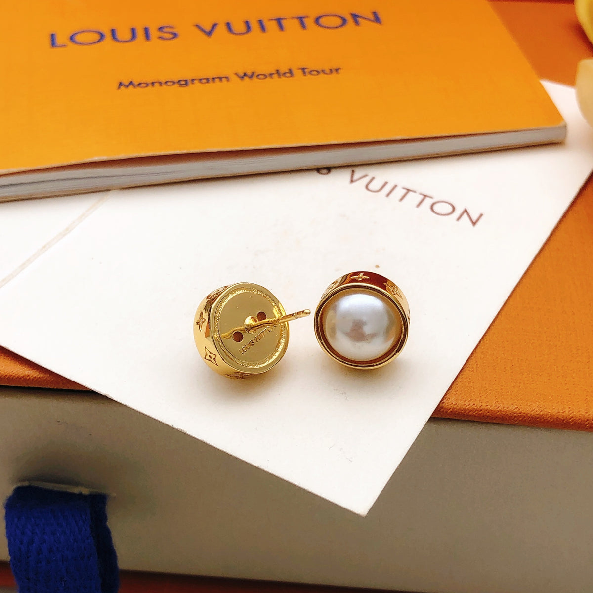 Round Stud Earrings in Gold-Tone – Pearl Detail detail view