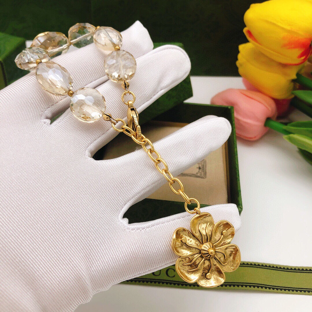 Double-G Emblem Bracelet in Polished Metal-Tone – Vintage Detail close-up detail
