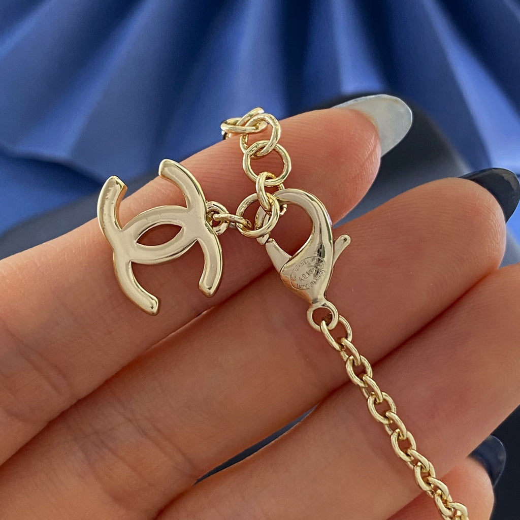 Letter Pearl-Detail Pendant Necklace – Pearl Detail – Design 005 side detail