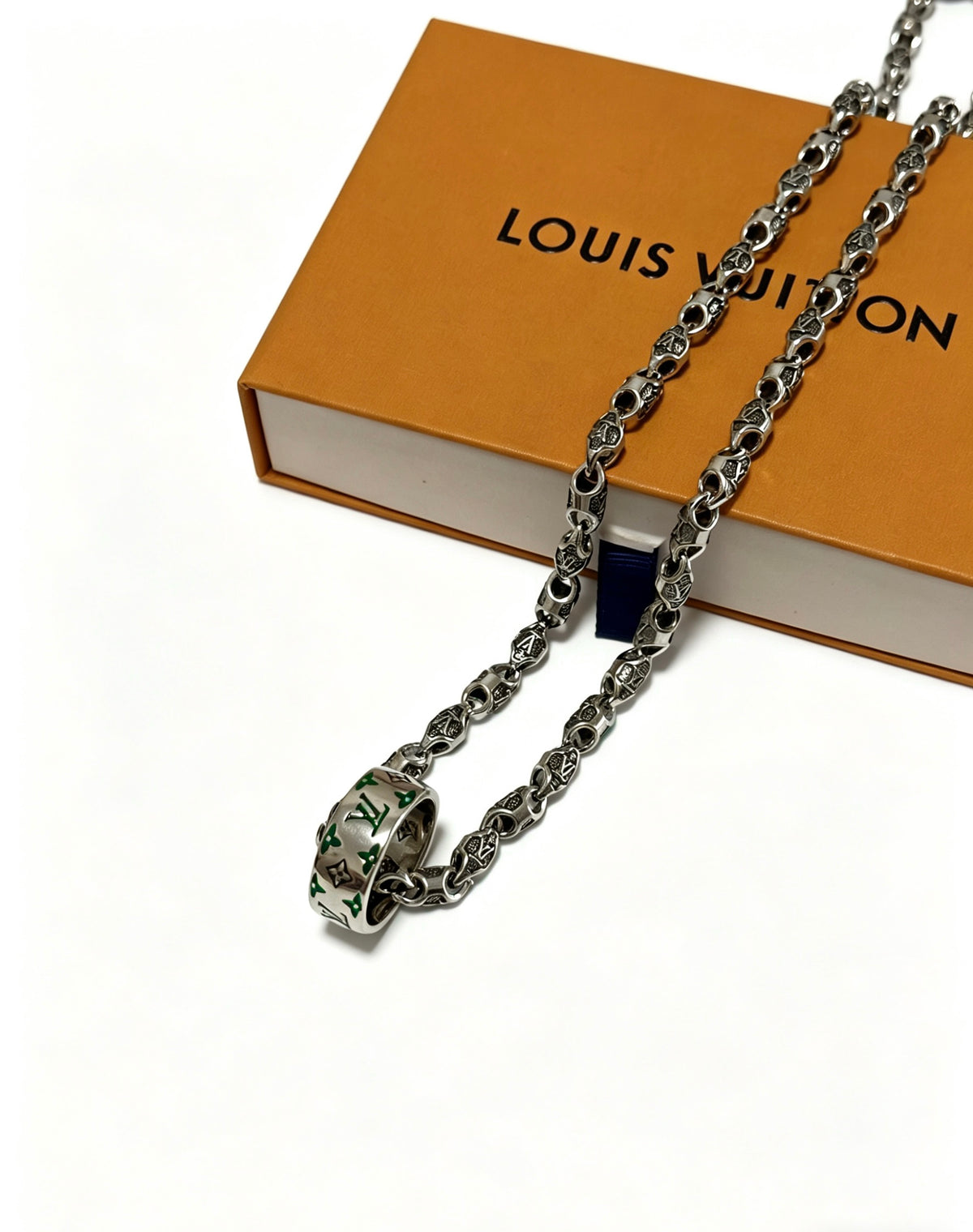 Chain Pendant Necklace in Silver-Tone – Design 032 detail view