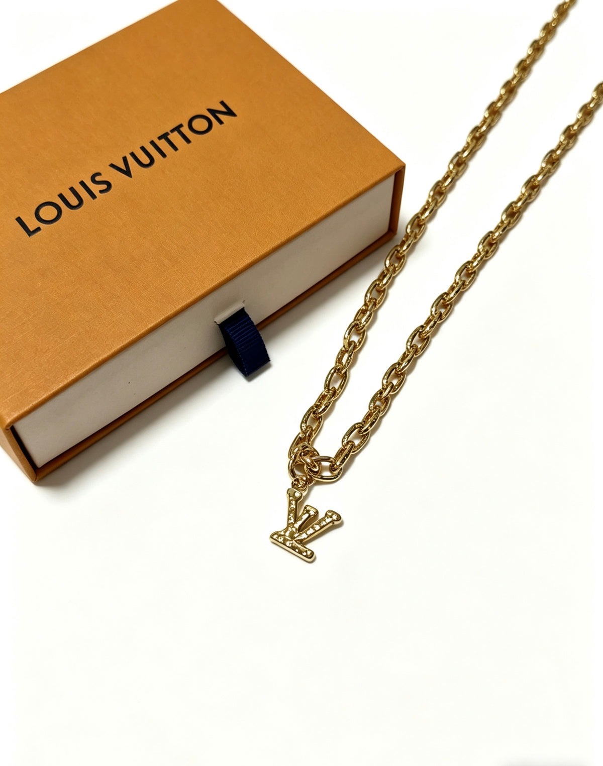 Chain Pendant Necklace in Silver-Tone – Design 031 detail view