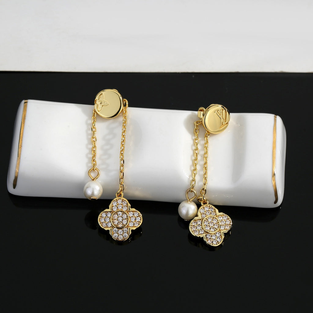 Geometric Emblem Stud Earrings in Polished Metal-Tone – Design 040 close-up detail