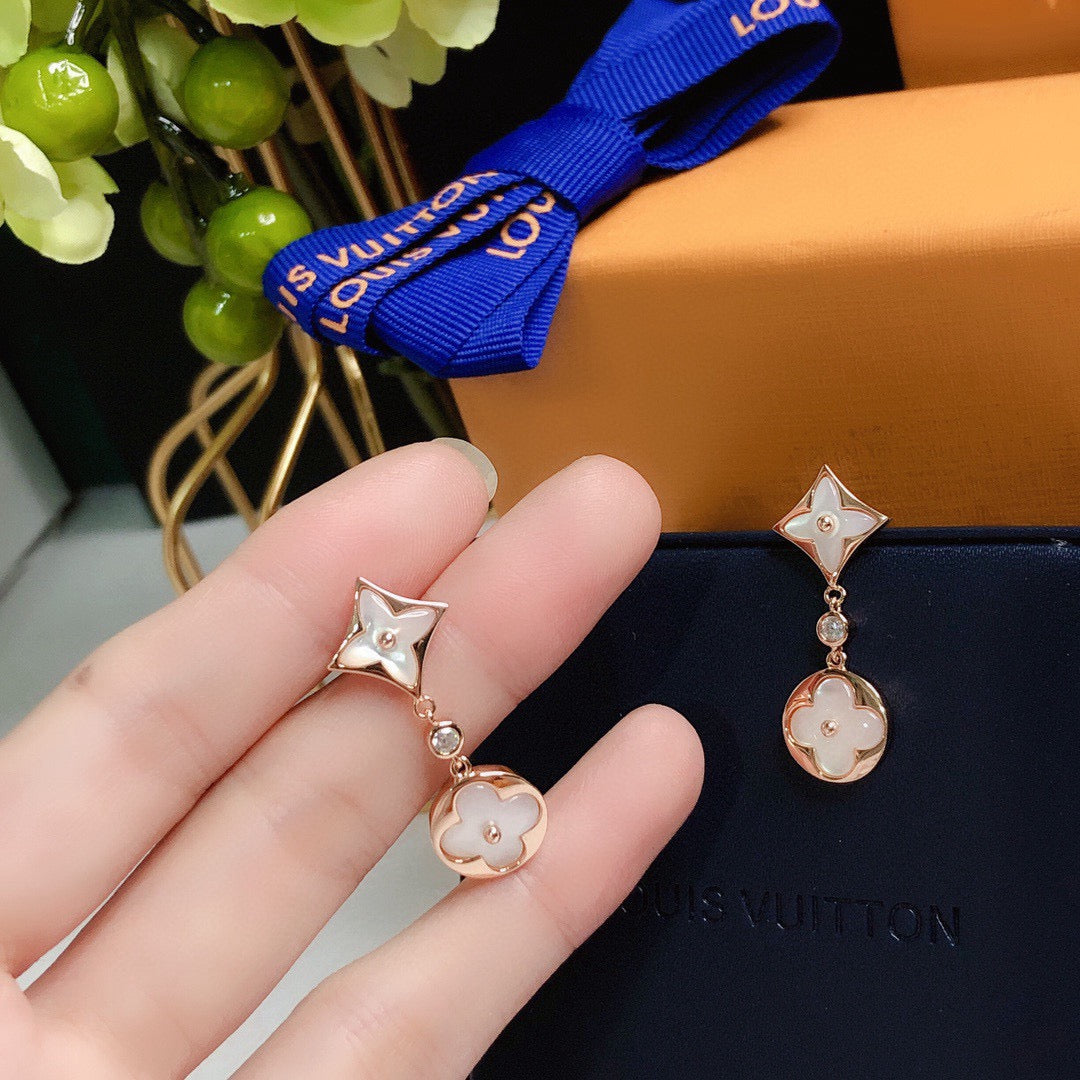 Clover Stud Earrings in Rose-Gold-Tone – Rose Gold Detail – Design 004 detail view