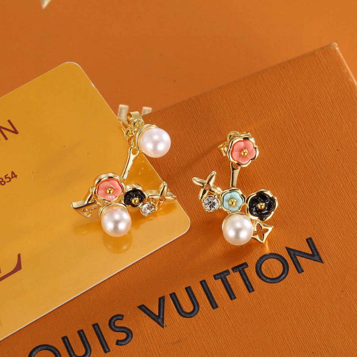Clover Stud Earrings in Polished Metal-Tone – Clover Detail – Design 004 main product view