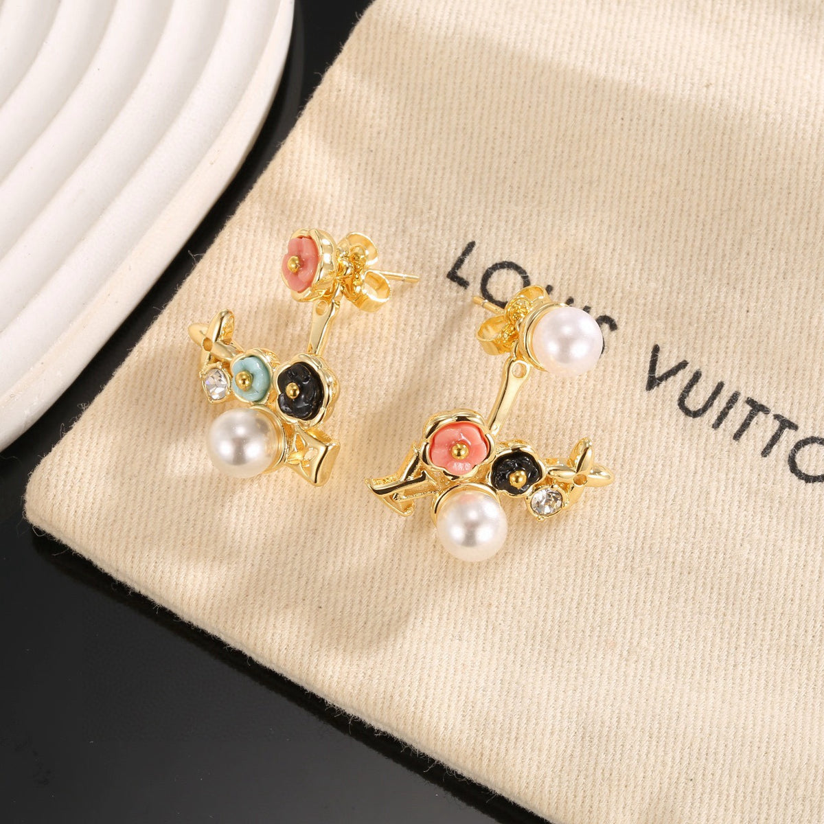 Clover Stud Earrings in Polished Metal-Tone – Clover Detail – Design 011 front product view