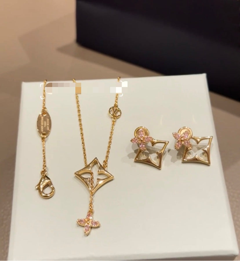 Clover Pendant Necklace in Gold-Tone – Clover Detail main product view
